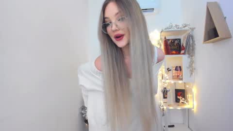 Snapshot of bloomingheart chatting on 12.25.24 Sophia online show from 12.25.24
