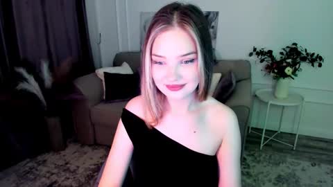 Snapshot of bloomingheart chatting on 09.23.25 Sophia online show from 09.23.25