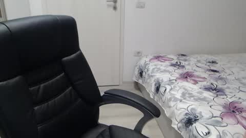 Snapshot of blue_eyes96 chatting on 11.18.25 Juliet online show from 11.18.25