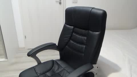 Snapshot of blue_eyes96 chatting on 12.20.25 Juliet online show from 12.20.25