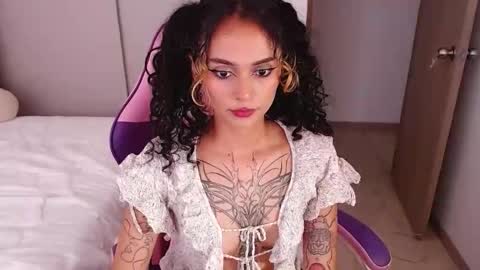 Snapshot of bluee_v chatting on 06.03.26 Im Abril .. Nice to meet you thumb up me please its important INDEPENDENT MODEL online show from 06.03.26