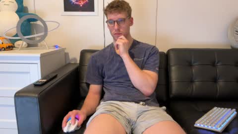 Snapshot of blueeyedtallguy chatting on 01.12.25 blueeyedtallguy online show from 01.12.25