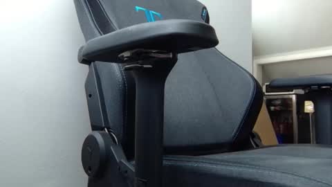 Snapshot of blzd5 chatting on 10.19.25 blzd5 online show from 10.19.25