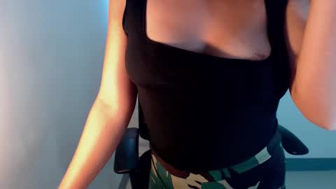 Snapshot of bombshell_seinnax chatting on 02.19.25 bombshell_seinnax online show from 02.19.25