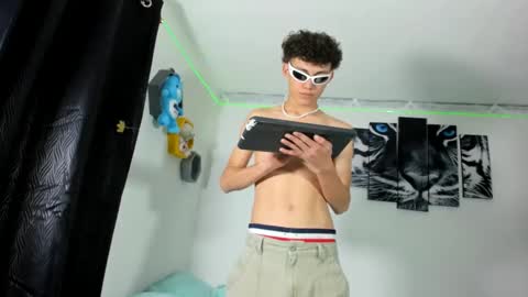 Snapshot of boys4hot_777 chatting on 03.08.25 boys4hot_777 online show from 03.08.25