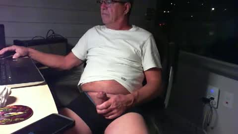 Snapshot of bozou chatting on 11.15.25 bozou online show from 11.15.25