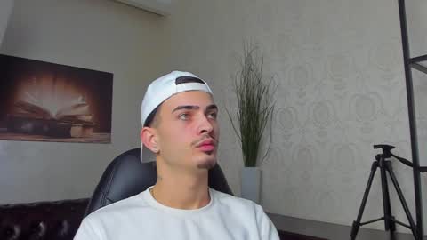 Snapshot of brandontatex chatting on 12.18.24 BrandonTateX online show from 12.18.24