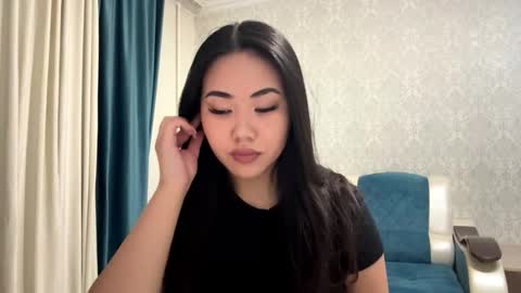 Snapshot of brandysveum chatting on 10.16.25 Aypril   online show from 10.16.25