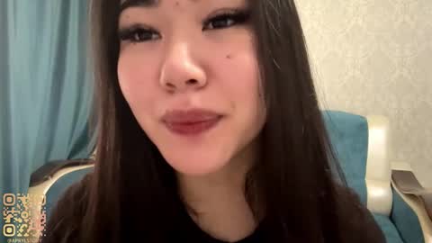 Snapshot of brandysveum chatting on 10.31.25 Aypril   online show from 10.31.25