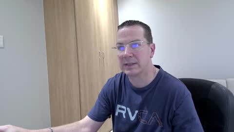 Snapshot of brettdj chatting on 09.28.25 Brett online show from 09.28.25