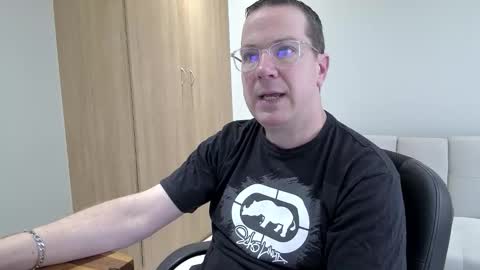 Snapshot of brettdj chatting on 11.01.25 Brett online show from 11.01.25