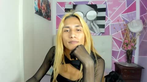 Snapshot of brisahott chatting on 02.25.25 Brisa online show from 02.25.25