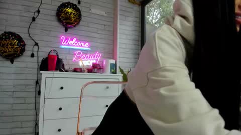 Snapshot of britney_charm chatting on 10.06.25 britney_charm online show from 10.06.25