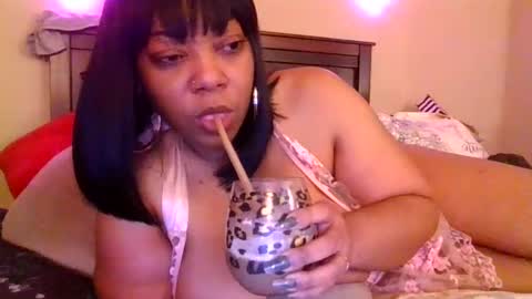 Snapshot of brownroundrenee chatting on 01.12.25 brownroundrenee online show from 01.12.25