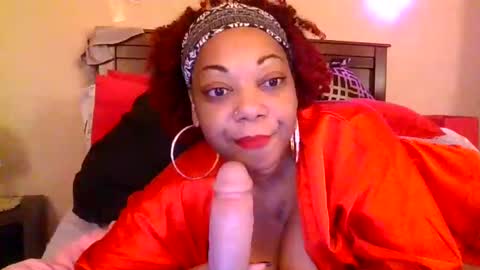 Snapshot of brownroundrenee chatting on 02.14.25 brownroundrenee online show from 02.14.25