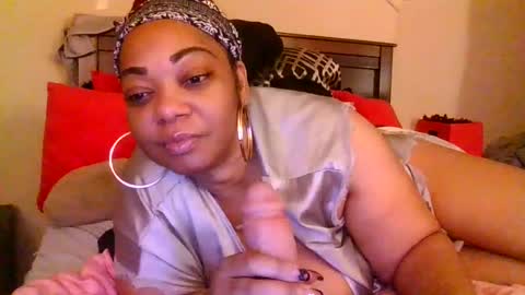 Snapshot of brownroundrenee chatting on 02.17.25 brownroundrenee online show from 02.17.25