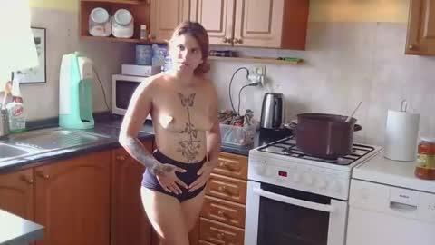 Snapshot of brutecia chatting on 10.11.25 brutecia online show from 10.11.25