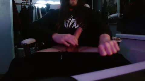 Snapshot of builtdeadboy chatting on 12.01.25 builtdeadboy online show from 12.01.25