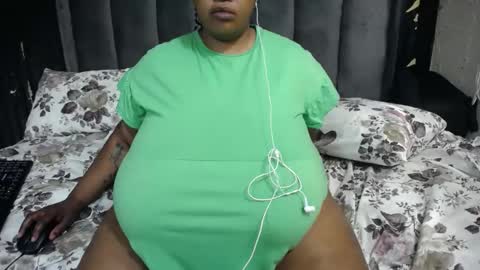 Snapshot of bustyqueenx25 chatting on 11.13.25 bustyqueenx25 online show from 11.13.25