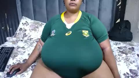 Snapshot of bustyqueenx25 chatting on 11.13.25 bustyqueenx25 online show from 11.13.25