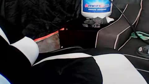 Snapshot of calisguitar chatting on 12.02.24 Calisguitar online show from 12.02.24