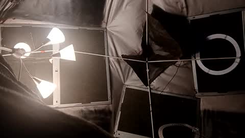 Snapshot of calisguitar chatting on 11.22.25 Calisguitar online show from 11.22.25