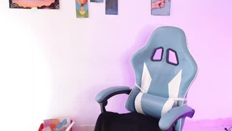 callmebluee online show from 04.17.26