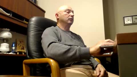 Snapshot of calthegoose chatting on 10.27.25 Calthegoose online show from 10.27.25