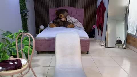 Snapshot of camil_milfdream chatting on 04.25.26 Camil online show from 04.25.26
