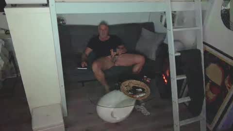 Snapshot of camunication chatting on 03.04.25 camunication online show from 03.04.25