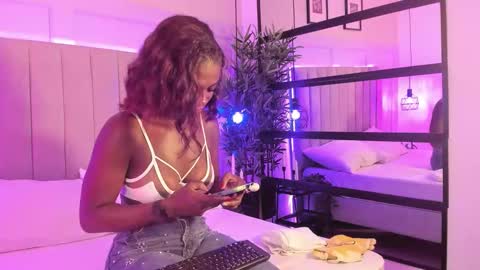 Snapshot of candyyvega chatting on 10.21.25 candyyvega online show from 10.21.25
