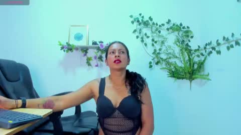 canelaa___ online show from 10.22.25