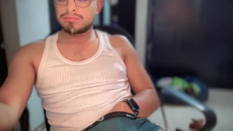 Snapshot of carlcarlinches4 chatting on 03.05.25 carlcarlinches4 online show from 03.05.25