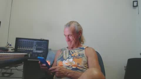 Snapshot of carlos2557 chatting on 02.09.26 carlos online show from 02.09.26