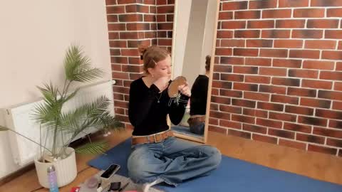 Snapshot of carlyneisenman chatting on 11.25.25 Eva online show from 11.25.25