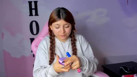 Snapshot of carolay759687 chatting on 02.27.25 carolay759687 online show from 02.27.25