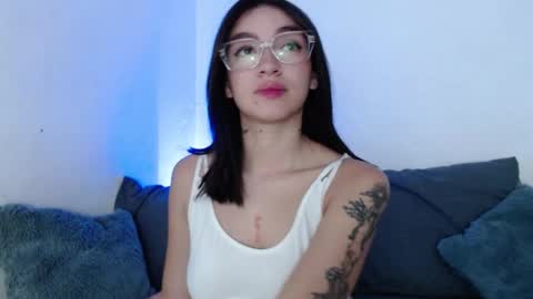 Snapshot of carolinne_fox_ chatting on 09.17.25 Caroline online show from 09.17.25