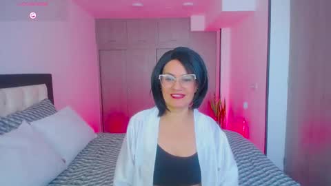 Snapshot of carolinnefiotti chatting on 09.22.25 CarolinneFiotti online show from 09.22.25