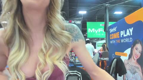 casey kisses online show from 10.26.25