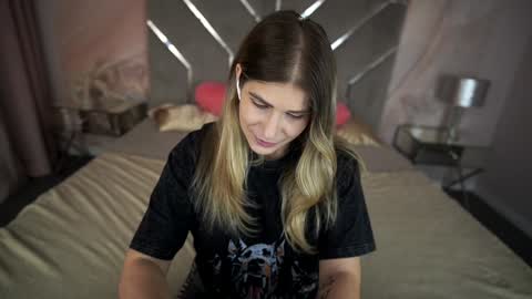 Snapshot of cassandragood chatting on 02.05.25 Lena online show from 02.05.25