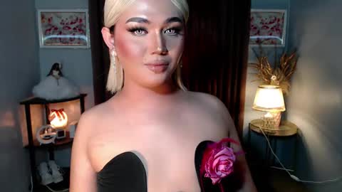 Snapshot of catherine_louise chatting on 10.07.25 cath online show from 10.07.25