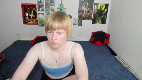 Snapshot of cattie_w_ chatting on 05.19.26 cattie_w_ online show from 05.19.26