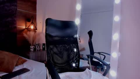 Snapshot of chaneladamss_ chatting on 03.08.25 C H A N E L online show from 03.08.25