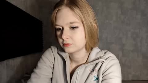 Snapshot of chanelledroz chatting on 12.02.25 Lia online show from 12.02.25