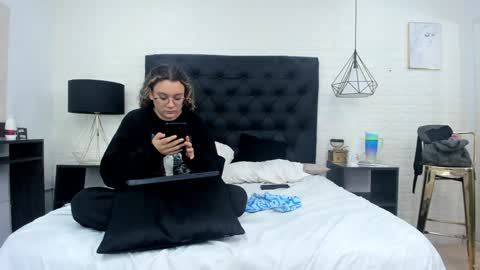 Charles y Elara online show from 12.03.24