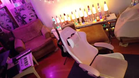 Snapshot of charli_girl chatting on 01.05.25 Charli online show from 01.05.25