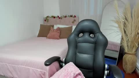 Snapshot of charlotte_pleasure chatting on 05.19.26 Charlotte online show from 05.19.26