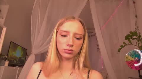 Snapshot of charlottybaby chatting on 11.12.25 Charlotte online show from 11.12.25