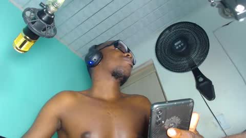 Snapshot of charly_vergonti_ chatting on 12.16.24 charly_vergonti_ online show from 12.16.24