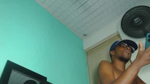 Snapshot of charly_vergonti_ chatting on 12.21.24 charly_vergonti_ online show from 12.21.24